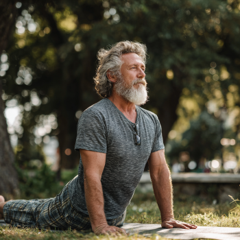 Старша жінка займається йогою